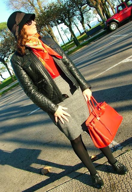 MIS LOOKS - TWEED CON UN TOQUE ROJO MIS LOOKS - TWEED CON UN TOQUE ROJO