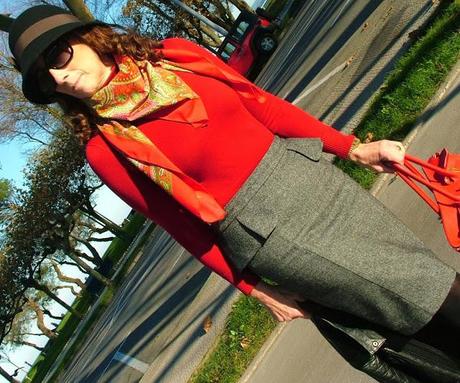 MIS LOOKS - TWEED CON UN TOQUE ROJO MIS LOOKS - TWEED CON UN TOQUE ROJO
