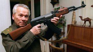 Kalashnikov, con un idem en las manos.