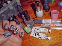 Manicura Galaxias con flores esmaltes azules