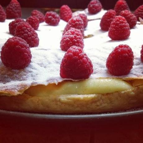 Tarta de hojaldre con frambuesas. Tarta de hojaldre con frambuesas.
