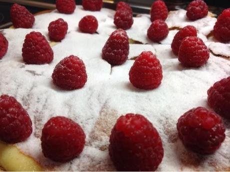 Tarta de hojaldre con frambuesas. Tarta de hojaldre con frambuesas.
