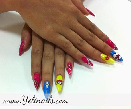 Uñas stiletto con nail art. Uñas stiletto con nail art.