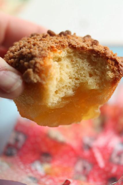 Muffins crujientes con base de manzana a punto de caramelo Muffins crujientes con base de manzana a punto de caramelo