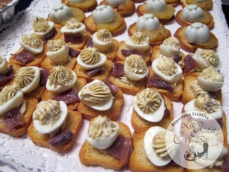CANAPES DE HUEVOS DE CODORNIZ Y ANCHOAS & CANAPES DE PANACOTA DE QUESO AZUL Y PERA CANAPES DE HUEVOS DE CODORNIZ Y ANCHOAS & CANAPES DE PANACOTA DE QUESO AZUL Y PERA