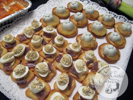 CANAPES DE HUEVOS DE CODORNIZ Y ANCHOAS & CANAPES DE PANACOTA DE QUESO AZUL Y PERA CANAPES DE HUEVOS DE CODORNIZ Y ANCHOAS & CANAPES DE PANACOTA DE QUESO AZUL Y PERA