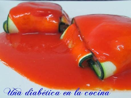 Raviolis de calabacín rellenos de merluza con salsa de tomate y pimientos asados. Raviolis de calabacín rellenos de merluza con salsa de tomate y pimientos asados.