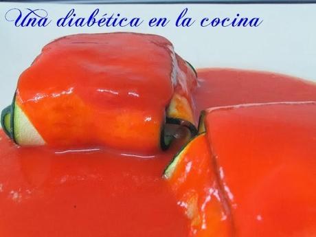 Raviolis de calabacín rellenos de merluza con salsa de tomate y pimientos asados. Raviolis de calabacín rellenos de merluza con salsa de tomate y pimientos asados.