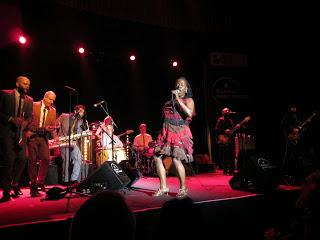 Sharon Jones versiona el 'Goldfinger' de Shirley Bassey Sharon Jones versiona el 'Goldfinger' de Shirley Bassey