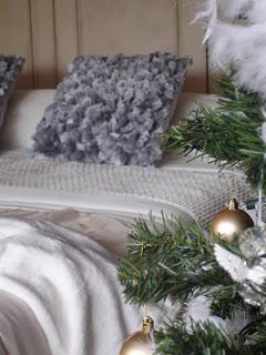 UNA HABITACIÓN Y DOS COLCHAS. UNA HABITACIÓN Y DOS COLCHAS.