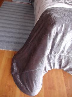 UNA HABITACIÓN Y DOS COLCHAS. UNA HABITACIÓN Y DOS COLCHAS.