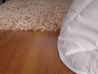 UNA HABITACIÓN Y DOS COLCHAS. UNA HABITACIÓN Y DOS COLCHAS.