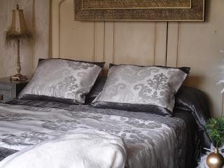 UNA HABITACIÓN Y DOS COLCHAS. UNA HABITACIÓN Y DOS COLCHAS.