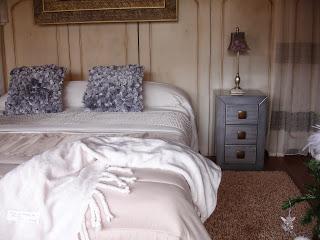 UNA HABITACIÓN Y DOS COLCHAS. UNA HABITACIÓN Y DOS COLCHAS.