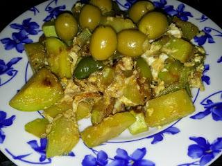 Calabacin revuelto con huevo y aceitunas Calabacin revuelto con huevo y aceitunas