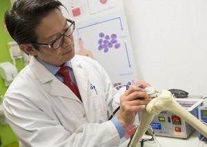 BioPen, el increíble bolígrafo que permite “pintar” células vivas en huesos para repararlos BioPen