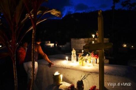 Así se ve un cementerio, de noche Entre las ofrendas
