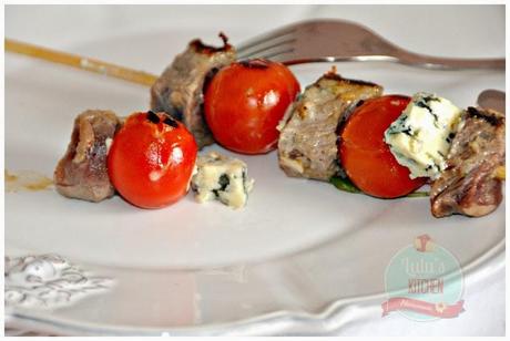 BROCHETA DE SOLOMILLO, TOMATITOS Y QUESO AZUL BROCHETA DE SOLOMILLO, TOMATITOS Y QUESO AZUL