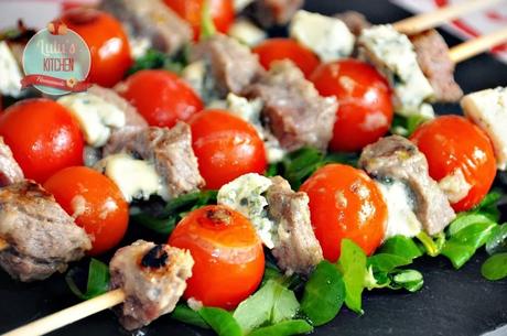 BROCHETA DE SOLOMILLO, TOMATITOS Y QUESO AZUL BROCHETA DE SOLOMILLO, TOMATITOS Y QUESO AZUL