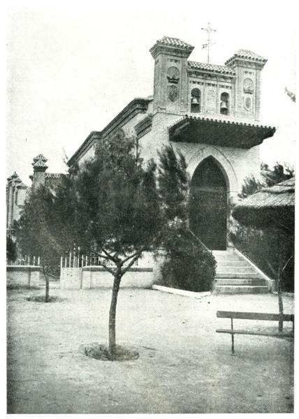 El Castillo de Higares.—La ermita.