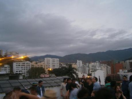 ¡Qué nochevieja más chévere! Fiesta en la terraza con vistas amaneciendo el uno de enero.