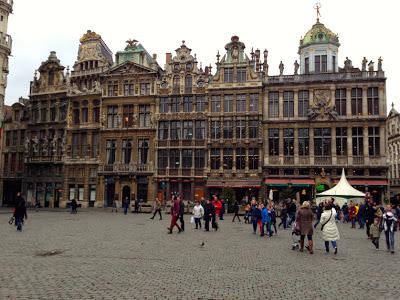 BRUSELAS HUELE A CHOCOLATE Y A GOFRES BRUSELAS HUELE A CHOCOLATE Y A GOFRES