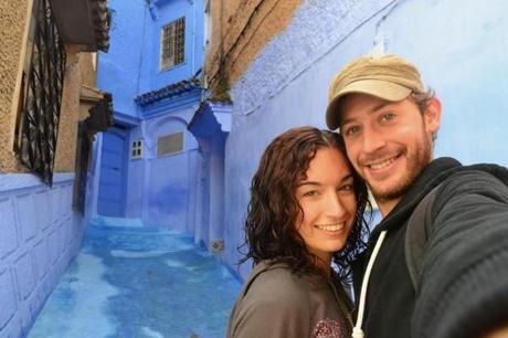 En la Ciudad-Piscina del Norte de Marruecos Cada umbral, cada callejón, es fondo perfecto para cualquier foto