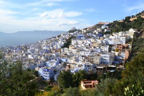 En la Ciudad-Piscina del Norte de Marruecos El camino que va por las montañas hacia las plantaciones de cannabis, es recomendable aunque sea sólo para tener estas vistas de la ciudad