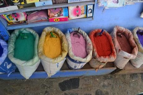 En la Ciudad-Piscina del Norte de Marruecos ¡Nos encantan las bolsas con pigmentos que distinguen a los zocos marroquíes!
