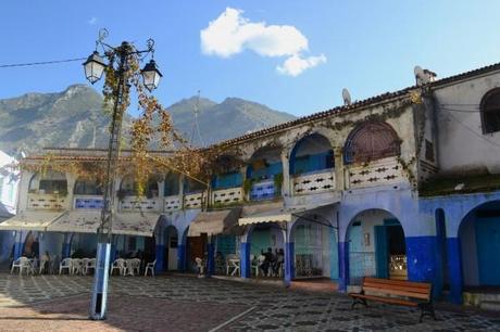 En la Ciudad-Piscina del Norte de Marruecos Una plaza interior de Chauen, también con sus soportales decorados en azul