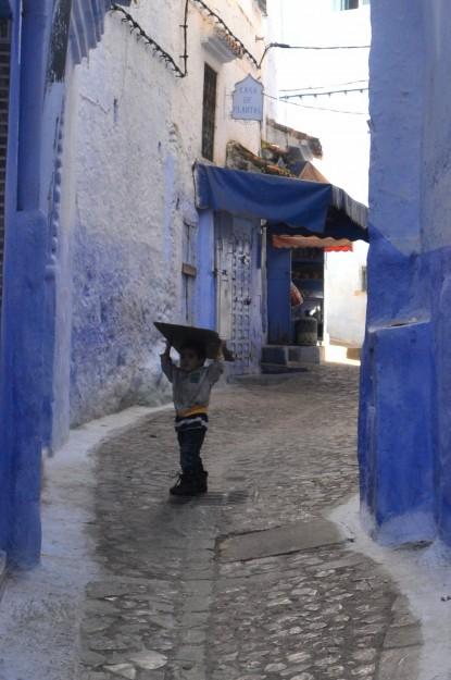 En la Ciudad-Piscina del Norte de Marruecos Un niño llevando un cartón por la medina, se da vuelta y se nos queda mirando...