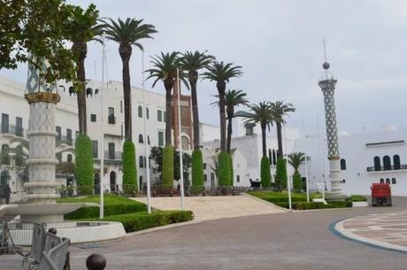 En la Ciudad-Piscina del Norte de Marruecos Plaza Hassan II, las puertas de la medina de Tetouan