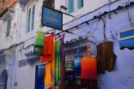 En la Ciudad-Piscina del Norte de Marruecos La tienda del alocado Ibrahim, otro elocuente vendedor que finalmente y tras un buen rato de discursos, lo consiguió y ¡nos vendió una manta!