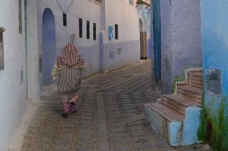 En la Ciudad-Piscina del Norte de Marruecos Un hombre en djellaba caminando por la medina de Chauen