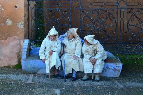 En la Ciudad-Piscina del Norte de Marruecos Nos pasamos un buen rato contemplando como estos tres amigos charlaban y se reían... ¡Una buena postal marroquí!