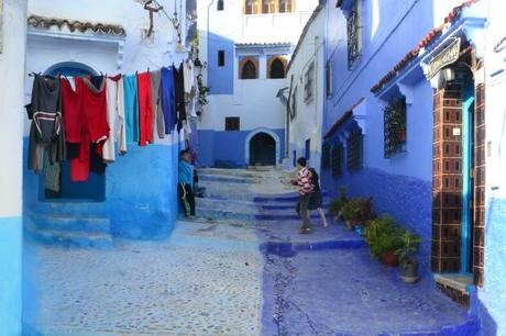 En la Ciudad-Piscina del Norte de Marruecos Unos niños juegan en la medina de Chauen. El contraste con el fondo azulado resulta del todo curioso