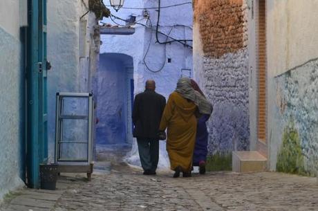 En la Ciudad-Piscina del Norte de Marruecos Familia de locales caminando por la medina...
