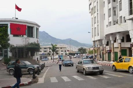 En la Ciudad-Piscina del Norte de Marruecos Un paisaje típico de las ciudades modernas marroquíes, fuera de las medinas. Aquí, Tetouan