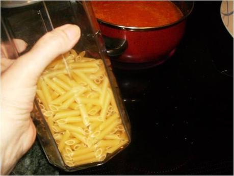 MACARRONES COCIDOS EN TOMATE CON CHORIZO MACARRONES COCIDOS EN TOMATE CON CHORIZO