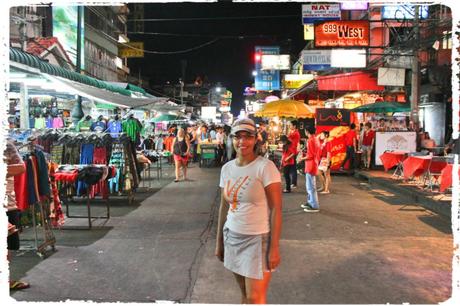 Caminando la Khao San Road en Bangkok Tailandia Diana en Khao San Road en Bangkok