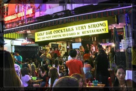 Caminando la Khao San Road en Bangkok Tailandia Bares en Khao San Road