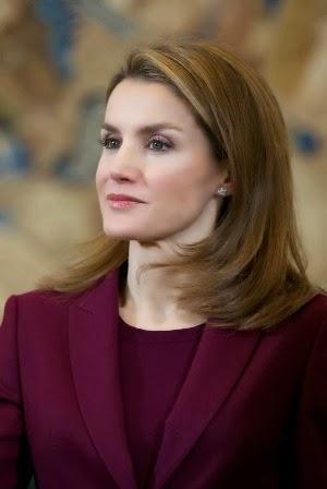 Letizia, de burdeos y gris, con los Donantes de Sangre Letizia, de burdeos y gris, con los Donantes de Sangre