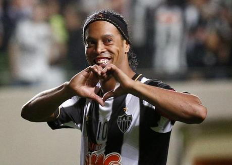 Ronaldinho renueva con el Atlético Mineiro Ronaldinho renueva con el Atlético Mineiro