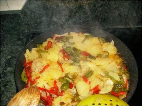 HUEVOS RELLENOS CON FRITADA DE PATATAS. PIMENTOS Y CEBOLLA HUEVOS RELLENOS CON FRITADA DE PATATAS. PIMENTOS Y CEBOLLA