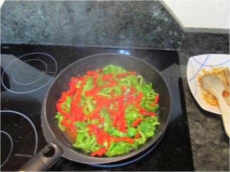 HUEVOS RELLENOS CON FRITADA DE PATATAS. PIMENTOS Y CEBOLLA HUEVOS RELLENOS CON FRITADA DE PATATAS. PIMENTOS Y CEBOLLA