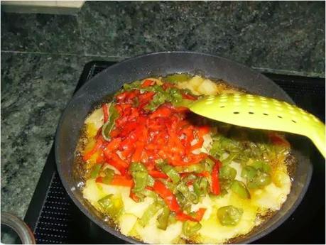 HUEVOS RELLENOS CON FRITADA DE PATATAS. PIMENTOS Y CEBOLLA HUEVOS RELLENOS CON FRITADA DE PATATAS. PIMENTOS Y CEBOLLA