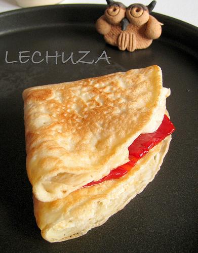 TORTITAS CON BACALAO Y PIQUILLOS EN SALSA DE SURIMI TORTITAS DE BACALAO