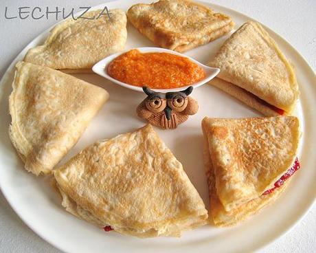 TORTITAS CON BACALAO Y PIQUILLOS EN SALSA DE SURIMI TORTITAS DE BACALAO