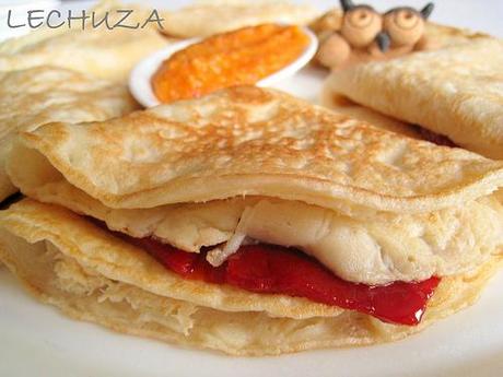 TORTITAS CON BACALAO Y PIQUILLOS EN SALSA DE SURIMI TORTITAS DE BACALAO