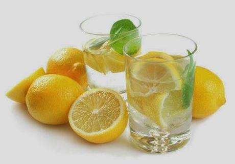 Agua con limón para desayunar Agua con limón para desayunar